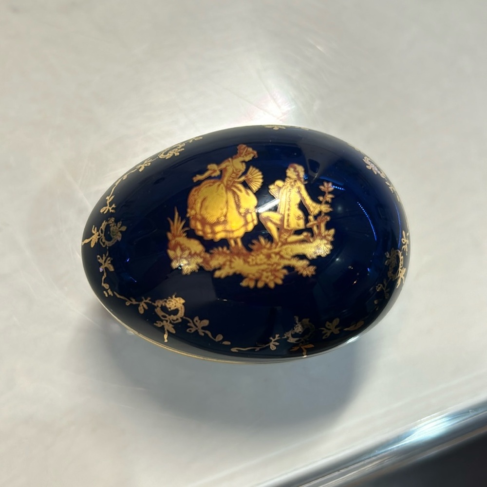 VINTAGE LIMOGES BLUE PORCELAIN DECORATIVE EGG TRINKET BOX W/ COLONIAL DESIGN